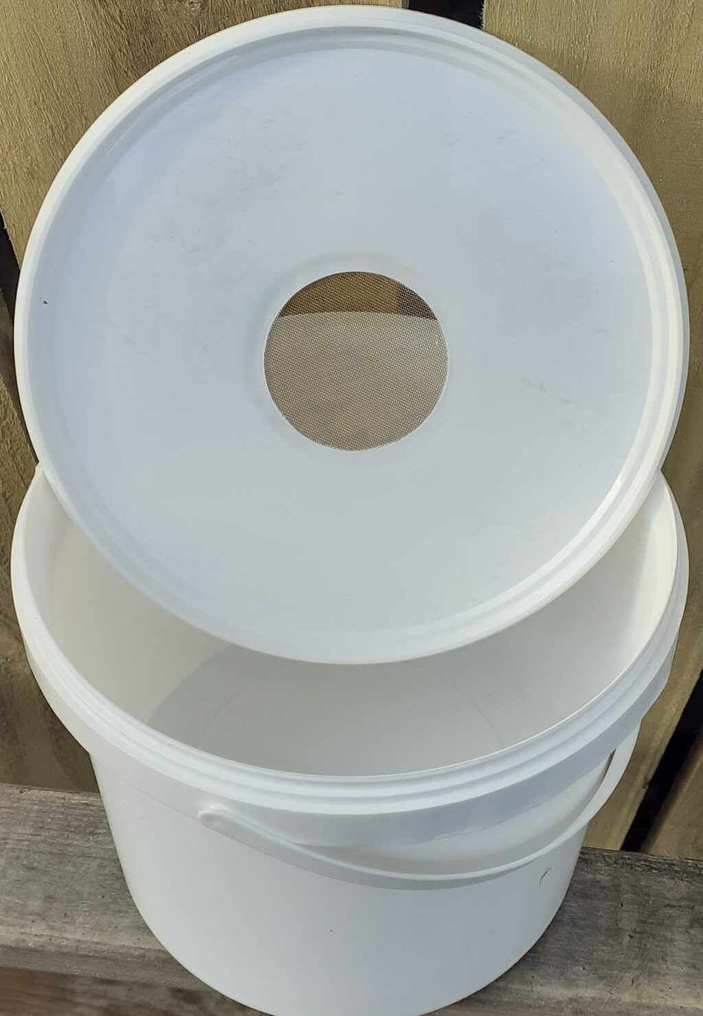 Plastic Contact Feeder - 1 Gallon