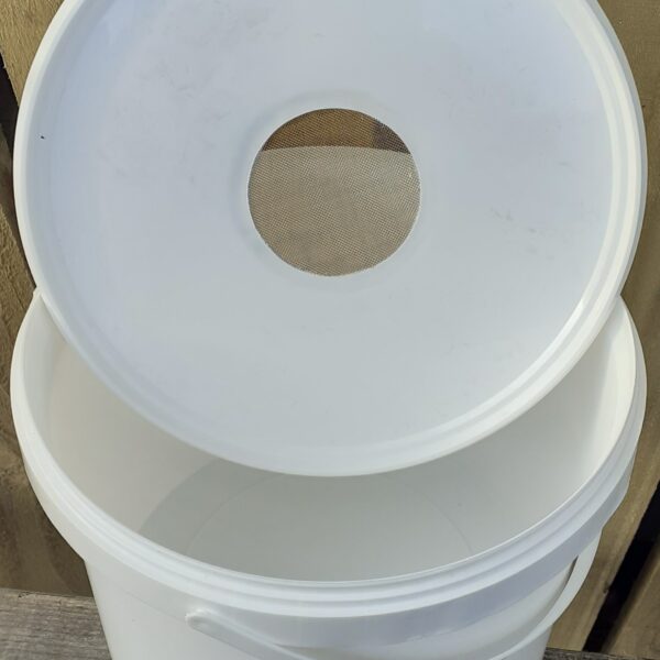 Plastic Contact Feeder - 1 Gallon