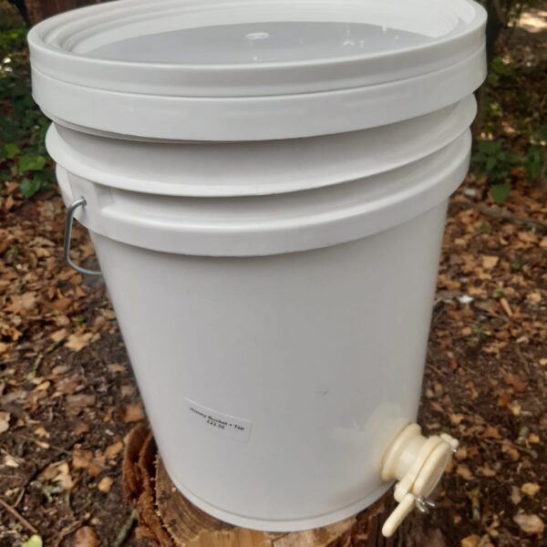 Plastic honey bucket  20lt + Tap
